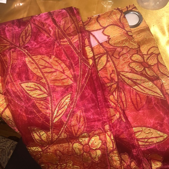 4 pieces of large sized curtains new & no damage